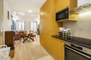 Réfrigérateur, four à micro-ondes, un four, surface de cuisson