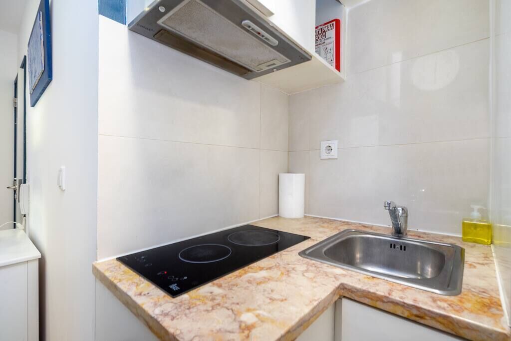 Microondas, cafetera o tetera y utensilios de cocina