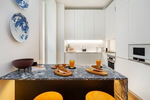 Fridge, microwave, oven, stovetop - Prime Location Cosmopolitan Apartment | AC & Lift (Lisboa)