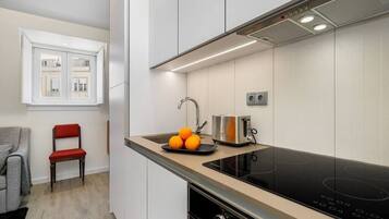 JÀÀkaappi, mikroaaltouuni, uuni, liesi