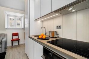 Geladeira, micro-ondas, fogão, cooktop