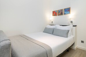Iron/ironing board, WiFi, bed sheets