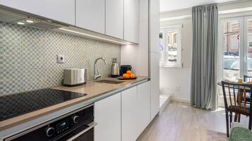 KylskÄp, mikrovÄgsugn, ugn och spishÀll