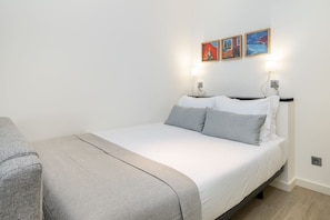 Iron/ironing board, WiFi, bed sheets