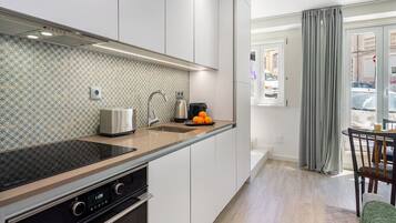 Frigorifero, microonde, forno, piano cottura