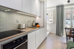 Réfrigérateur, four à micro-ondes, un four, surface de cuisson