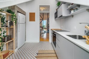 Kühlschrank, Mikrowelle, Ofen, Herdplatte