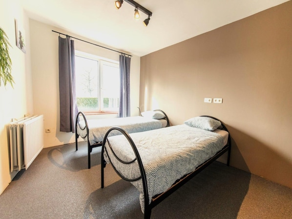 6 habitaciones, muebles diferentes y ropa de cama