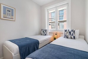 2 habitaciones, tabla de planchar con plancha, wifi y ropa de cama 