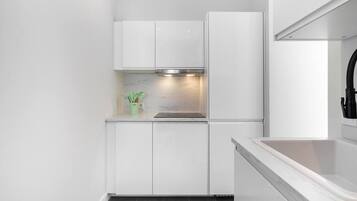 Kühlschrank, Mikrowelle, Ofen, Herdplatte