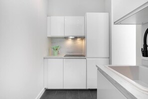 Réfrigérateur, micro-ondes, four, plaque de cuisson