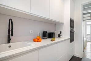 Fridge, microwave, oven, stovetop - Charming Lisbon Escape with River Views (Lisboa)