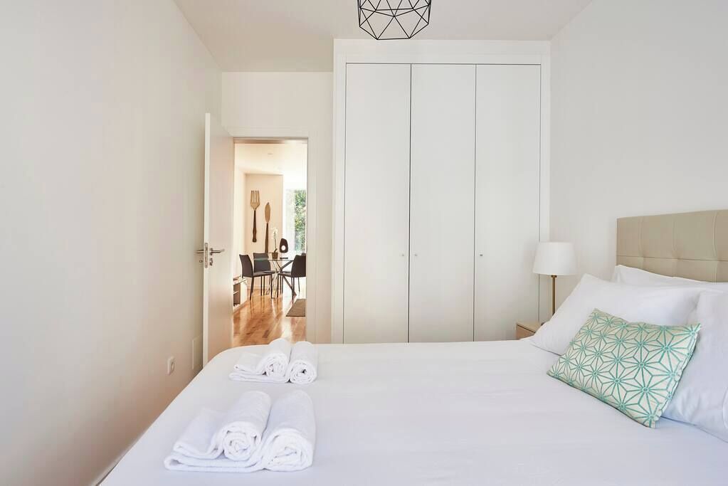 Een strijkplank/strijkijzer, wifi, beddengoed