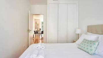 Een strijkplank/strijkijzer, wifi, beddengoed