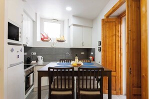 Réfrigérateur, four à micro-ondes, un four, surface de cuisson