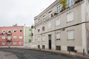 Une rangée d’immeubles à plusieurs étages, dotés de balcons et de fenêtres.