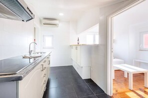 Fridge, microwave, coffee/tea maker, cookware/dishes/utensils - Charming Loft in Central Lisbon (Lisboa)