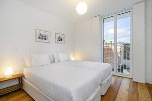 مكواة/لوح كي وسرير سفر وواي فاي وملاءات أسرّة