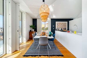 Une cuisine moderne avec un coin repas, une grande fenêtre et une vue sur la ville.