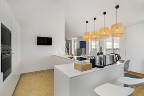 ثلاجة، ميكروويف، فرن، موقد طهي مسطح