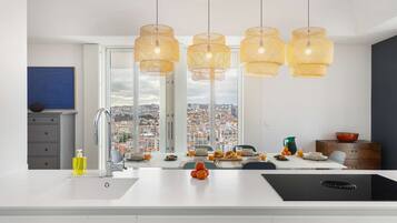 Kühlschrank, Mikrowelle, Ofen, Herdplatte