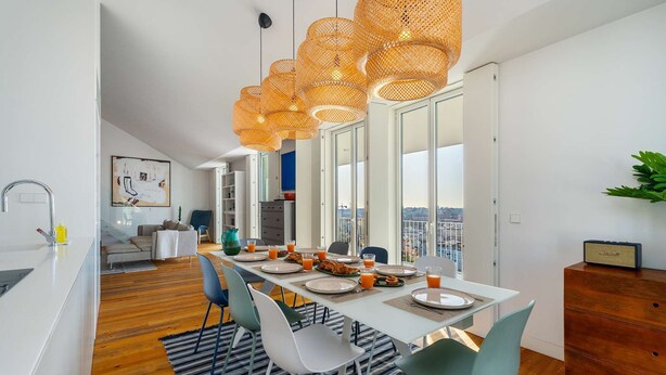 Una cocina moderna con comedor, ventanas amplias y vista a la ciudad.