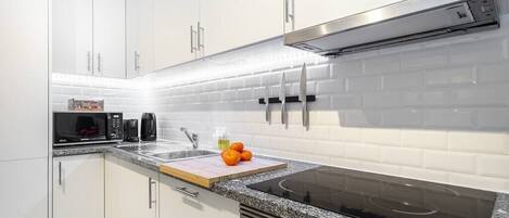 Kühlschrank, Mikrowelle, Ofen, Herdplatte