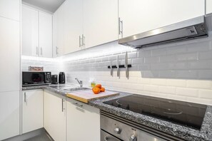 Kühlschrank, Mikrowelle, Ofen, Herdplatte