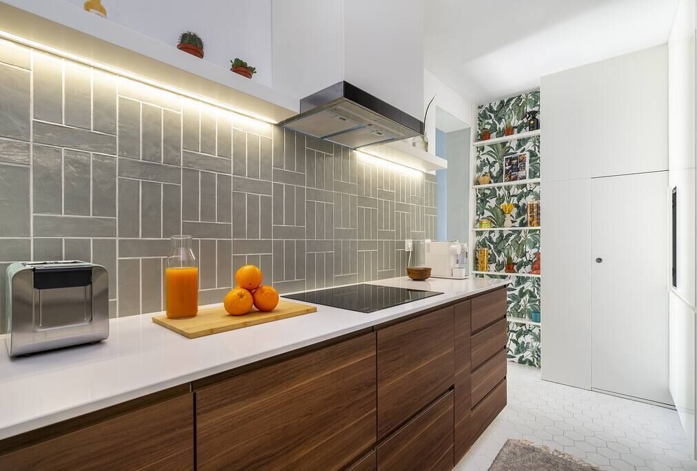 Een koelkast, een magnetron, een oven, een kookplaat