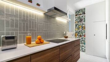 Een koelkast, een magnetron, een oven, een kookplaat