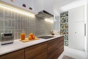 Een koelkast, een magnetron, een oven, een kookplaat