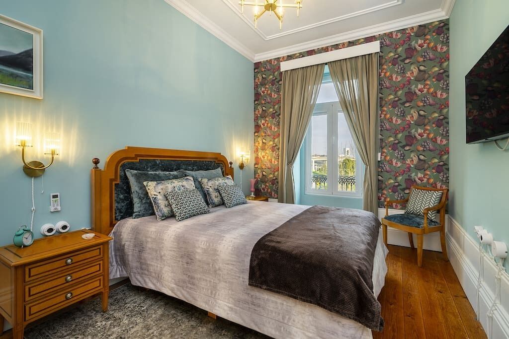 Une chambre à coucher avec un lit, une table de chevet et une chaise.