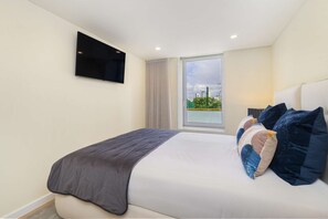 1 bedroom, iron/ironing board, WiFi, bed sheets - Douro Prestige 2-Bed w/ shared S-Pool & Gym (Porto)