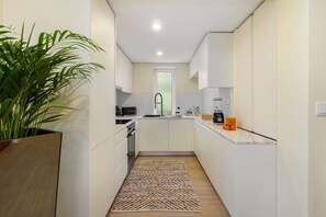 Fridge, stovetop, dishwasher, coffee/tea maker - Douro Prestige 2-Bed w/ shared S-Pool & Gym (Porto)
