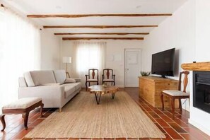 TV, fireplace - Countryside Charm Near Wedding Venue w/ BBQ Patio (Ponte do Rol)