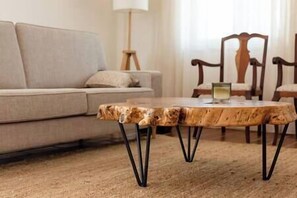 TV, fireplace - Countryside Charm Near Wedding Venue w/ BBQ Patio (Ponte do Rol)