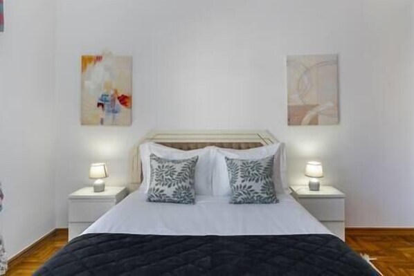 4 bedrooms, iron/ironing board, WiFi, bed sheets
