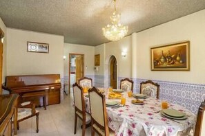 Dining - Perfect Family Hideout Residence w/AC & 4BR + 5BA (Cascais)