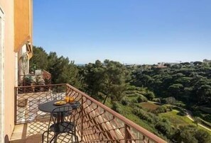 Outdoor dining - Perfect Family Hideout Residence w/AC & 4BR + 5BA (Cascais)