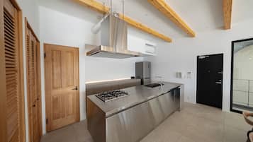 Villa - balkon - havudsigt | Privat køkken | Køleskab/fryser i fuld størrelse, mikrobølgeovn, kogeplade