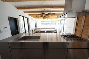 Villa, balcone, vista mare | Cucina privata | Frigorifero con congelatore, microonde, piano cottura