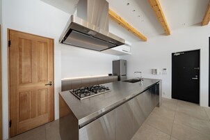Refrigerador con freezer, microondas, placa de cocina