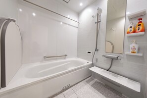 Villa - balkong - havsutsikt | Badrum | Hårtork, handdukar, schampo och toalettpapper