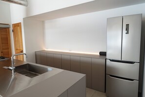 Villa, balcon, vue mer | Cuisine privée | Grand réfrigérateur, micro-ondes, plaque de cuisson