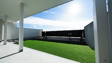 Villa, balkong, sjøutsikt | Terrasse/patio