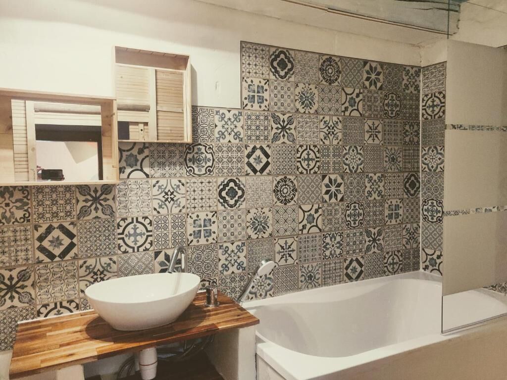 Douche, serviettes fournies, savon, papier toilette