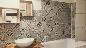 Douche, serviettes fournies, savon, papier toilette