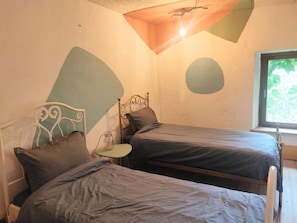 7 bedrooms, desk, free WiFi, bed sheets