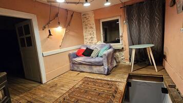 Smart-tv, eldstad och böcker