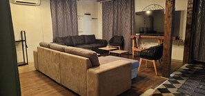 Smart-TV, Kamin, Bücher